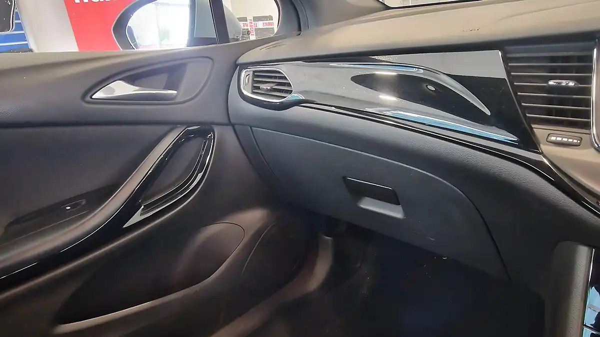 Used 2017 Vauxhall Astra Sri Sports Tourer Silver - Interior and Exterior details 20