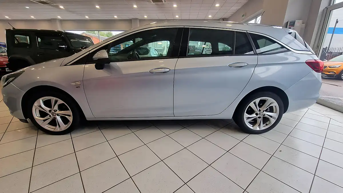 Used 2017 Vauxhall Astra Sri Sports Tourer Silver - Interior and Exterior details 4