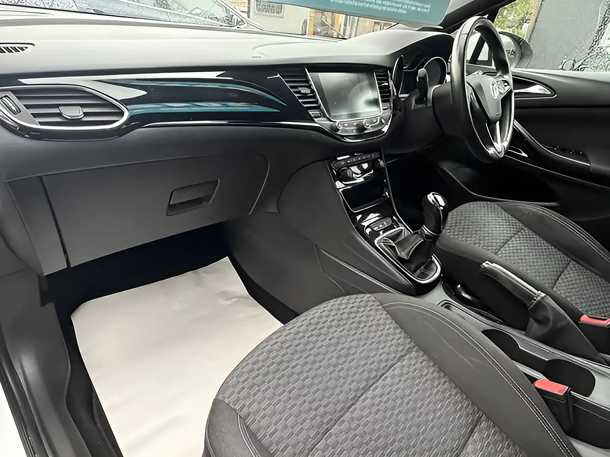 Used 2017 Vauxhall Astra Sri Vx Line Nav White - Interior and Exterior details 12