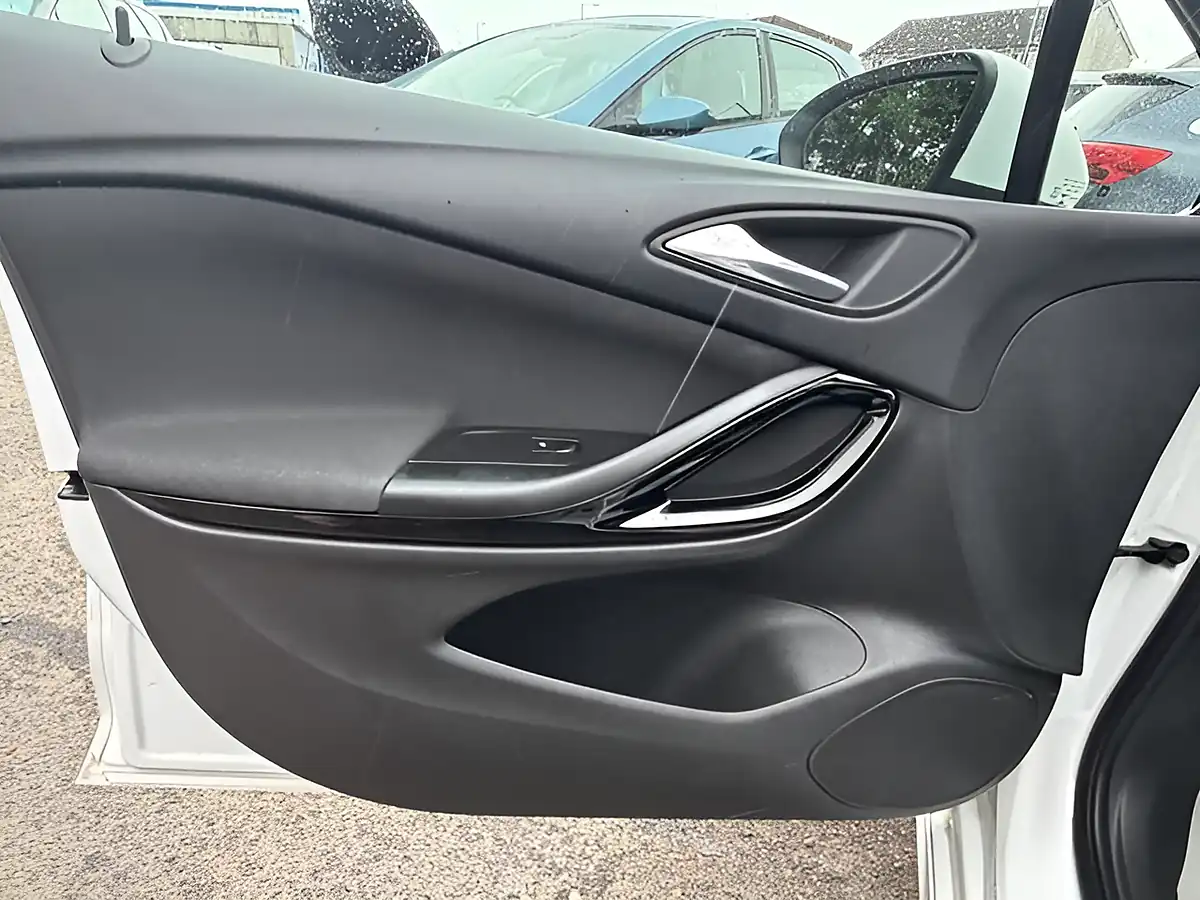 Used 2017 Vauxhall Astra Sri Vx Line Nav White - Interior and Exterior details 14