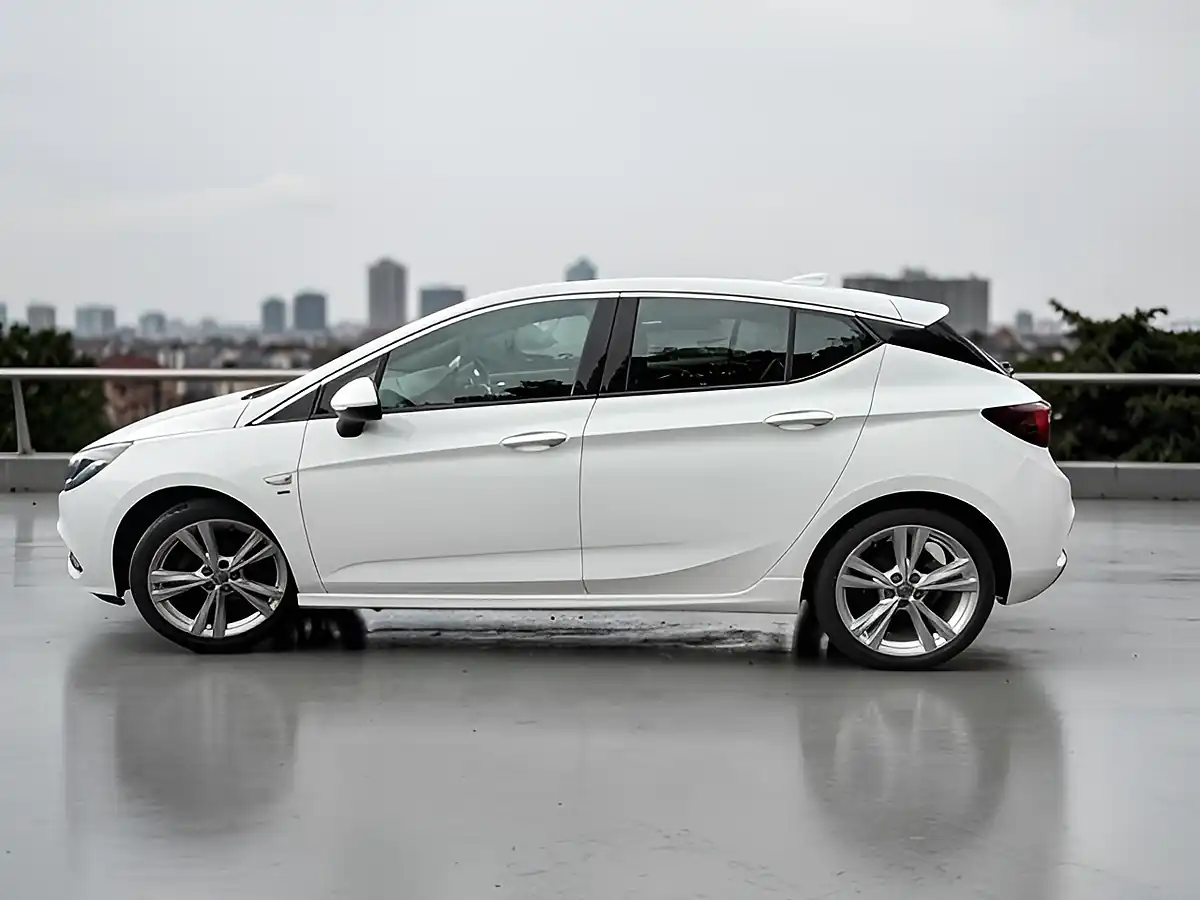 Used 2017 Vauxhall Astra Sri Vx Line Nav White - Interior and Exterior details 8
