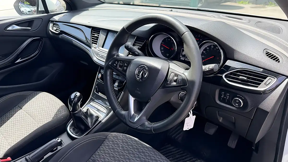 Used 2017 Vauxhall Astra Sri White - Interior and Exterior details 12