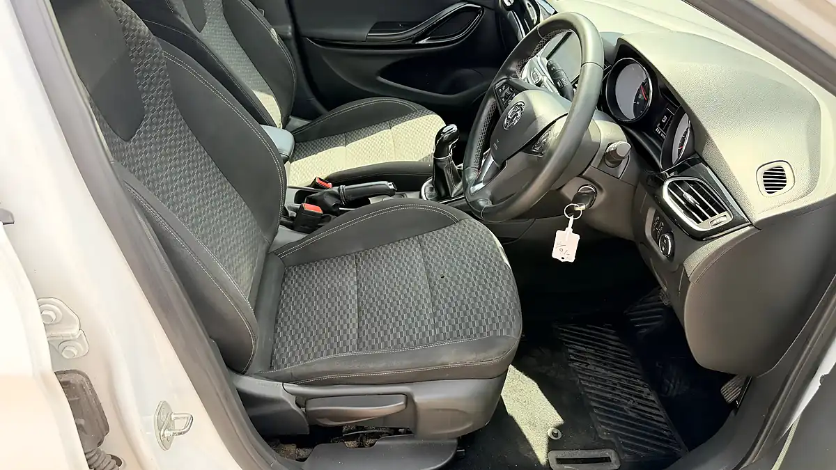 Used 2017 Vauxhall Astra Sri White - Interior and Exterior details 13