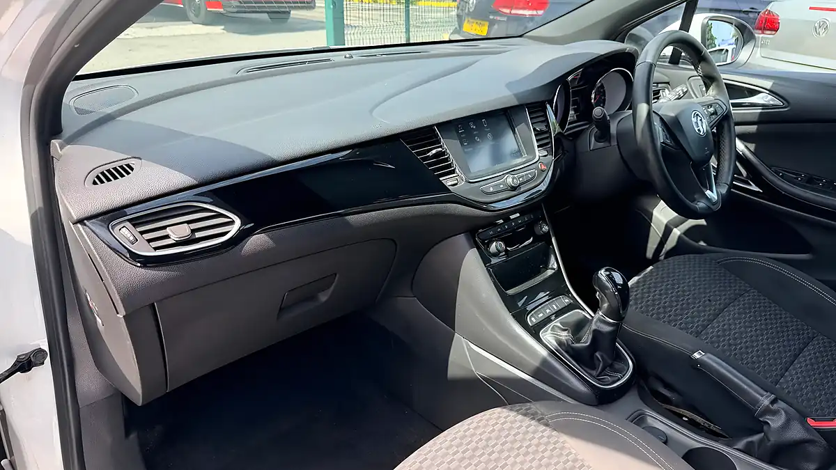 Used 2017 Vauxhall Astra Sri White - Interior and Exterior details 16