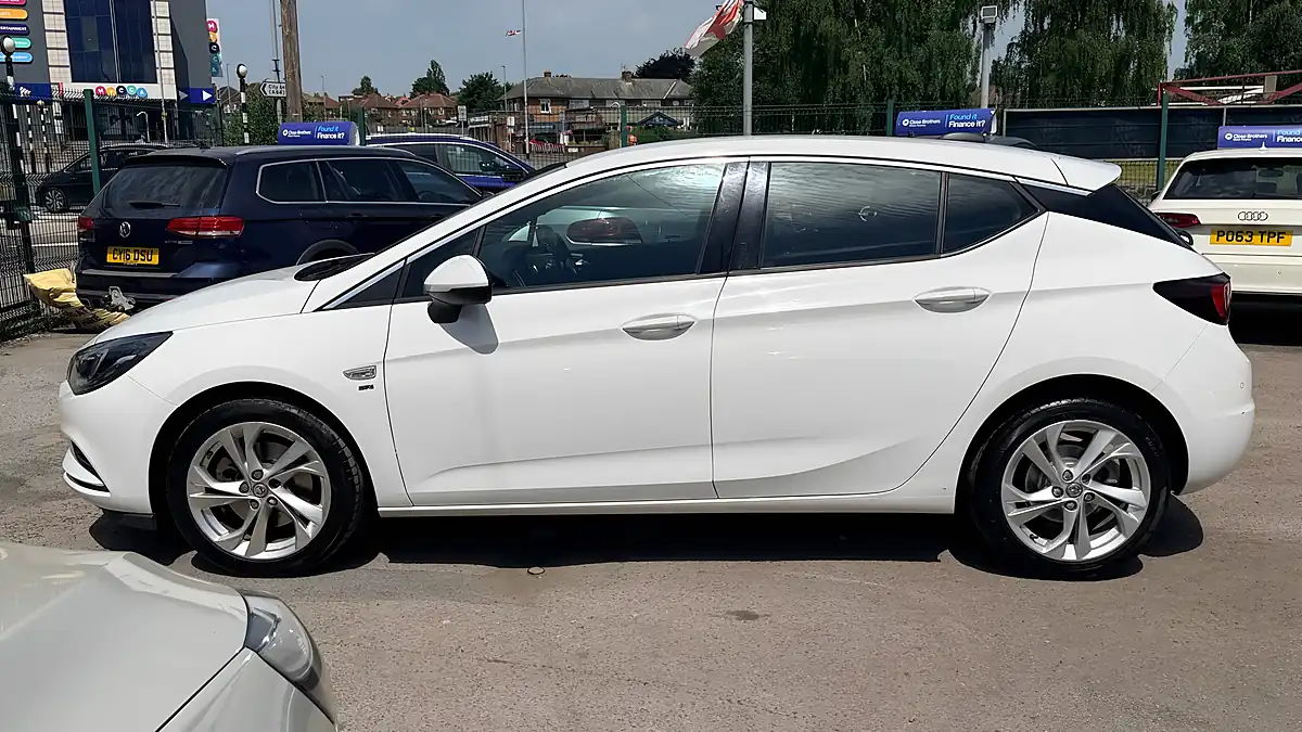 Used 2017 Vauxhall Astra Sri White - Interior and Exterior details 6