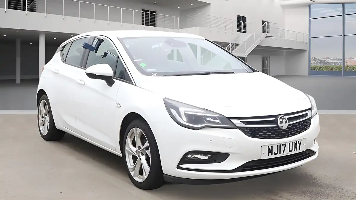 Used 2017 Vauxhall Astra Sri White - Front View