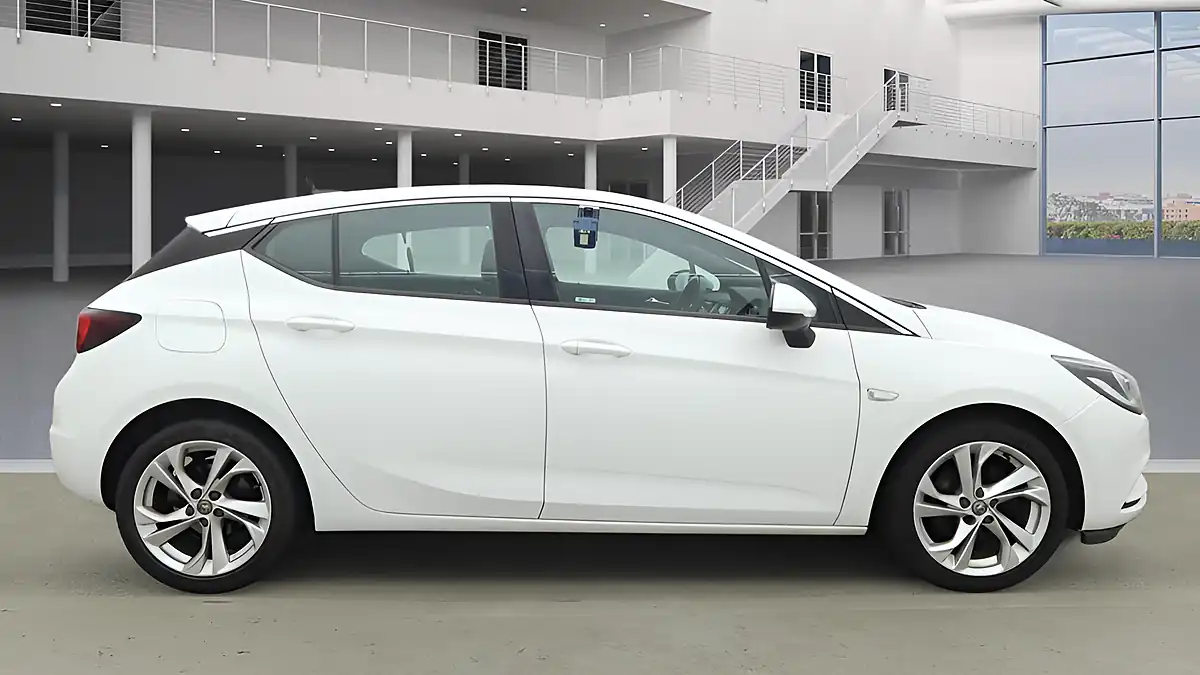 Used 2017 Vauxhall Astra Sri White - Interior and Exterior details 5