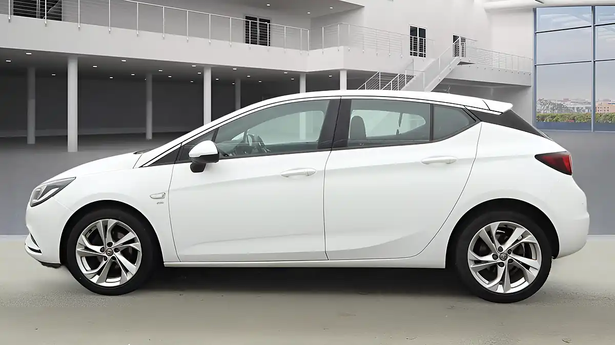Used 2017 Vauxhall Astra Sri White - Interior and Exterior details 6