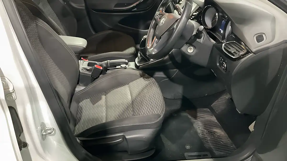 Used 2017 Vauxhall Astra Sri White - Interior and Exterior details 9