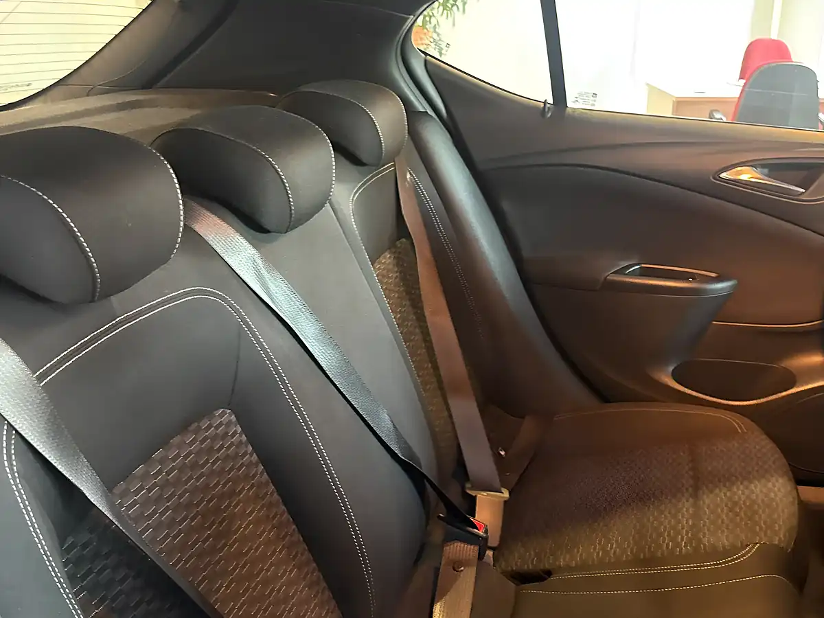Used 2017 Vauxhall Astra Sri White - Interior and Exterior details 13
