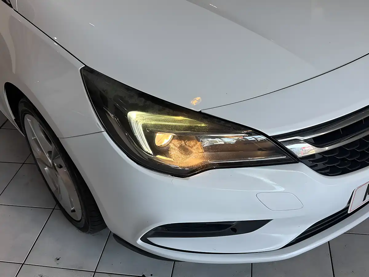 Used 2017 Vauxhall Astra Sri White - Interior and Exterior details 3