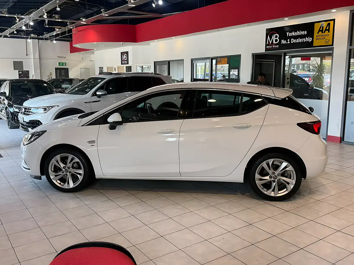 Used 2017 Vauxhall Astra Sri White - Interior and Exterior details 6