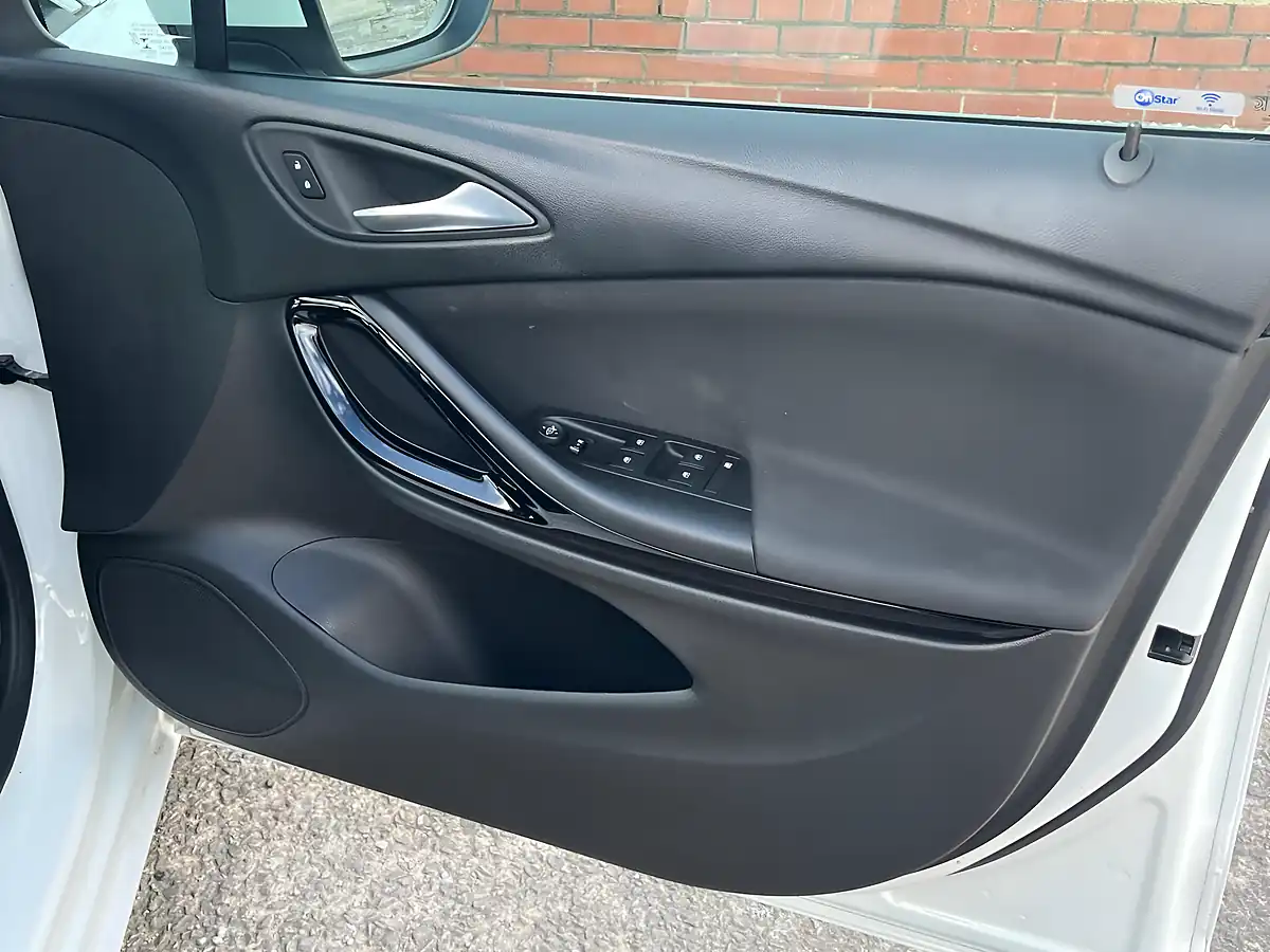 Used 2017 Vauxhall Astra Sri White - Interior and Exterior details 16
