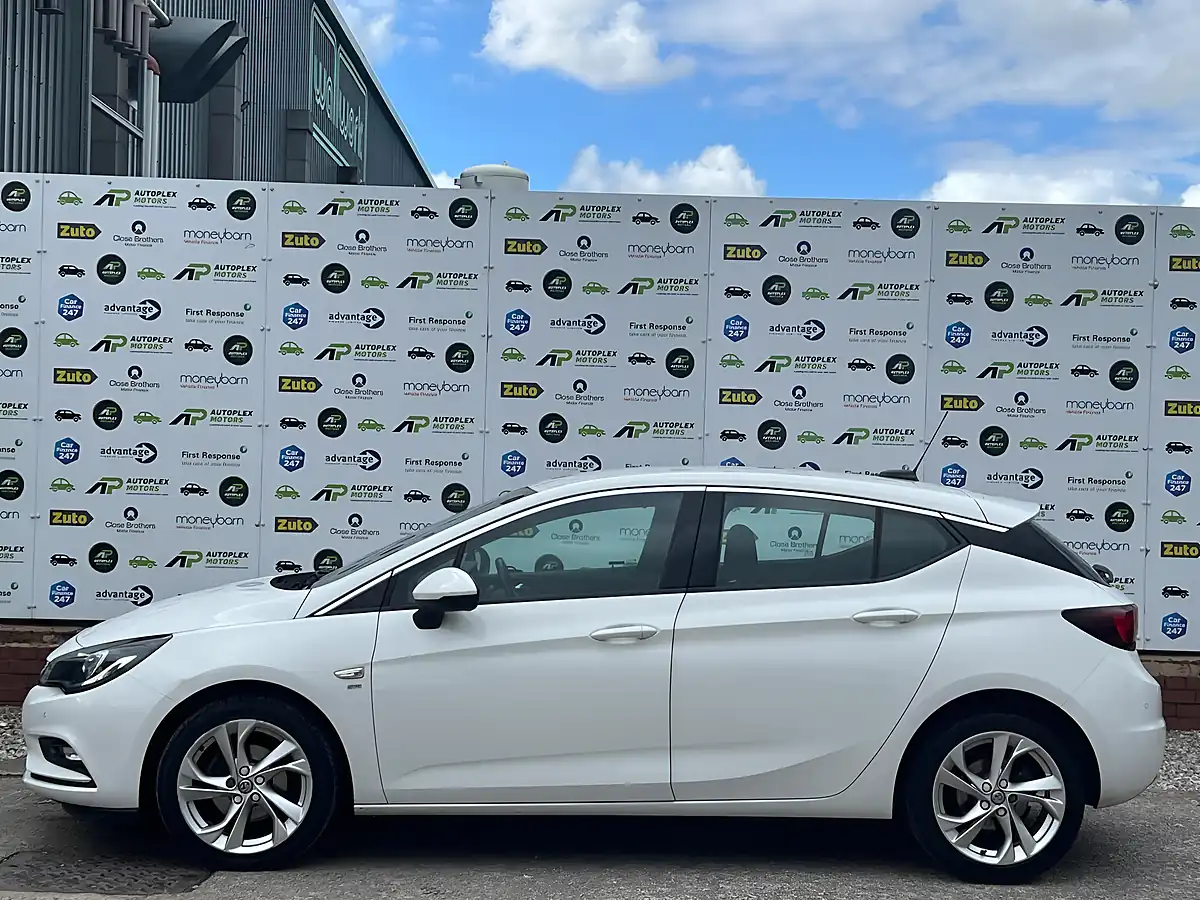 Used 2017 Vauxhall Astra Sri White - Interior and Exterior details 9
