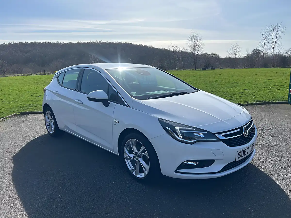 Used 2017 Vauxhall Astra Sri White - Front View