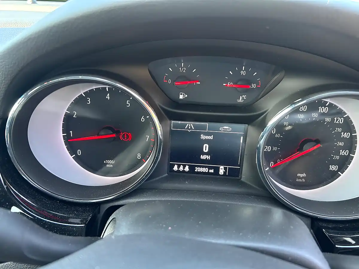 Used 2017 Vauxhall Astra Sri White - Interior and Exterior details 7