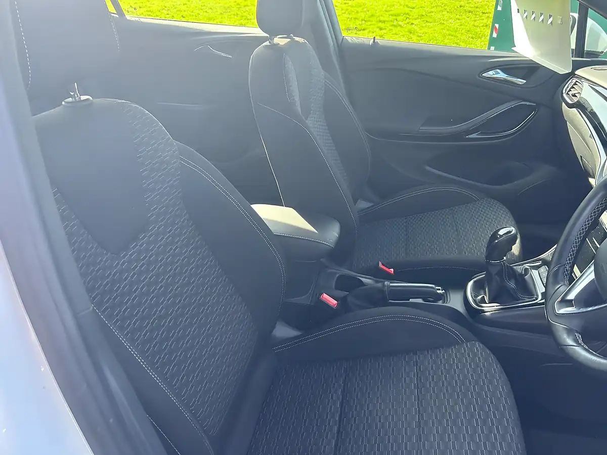 Used 2017 Vauxhall Astra Sri White - Interior and Exterior details 9