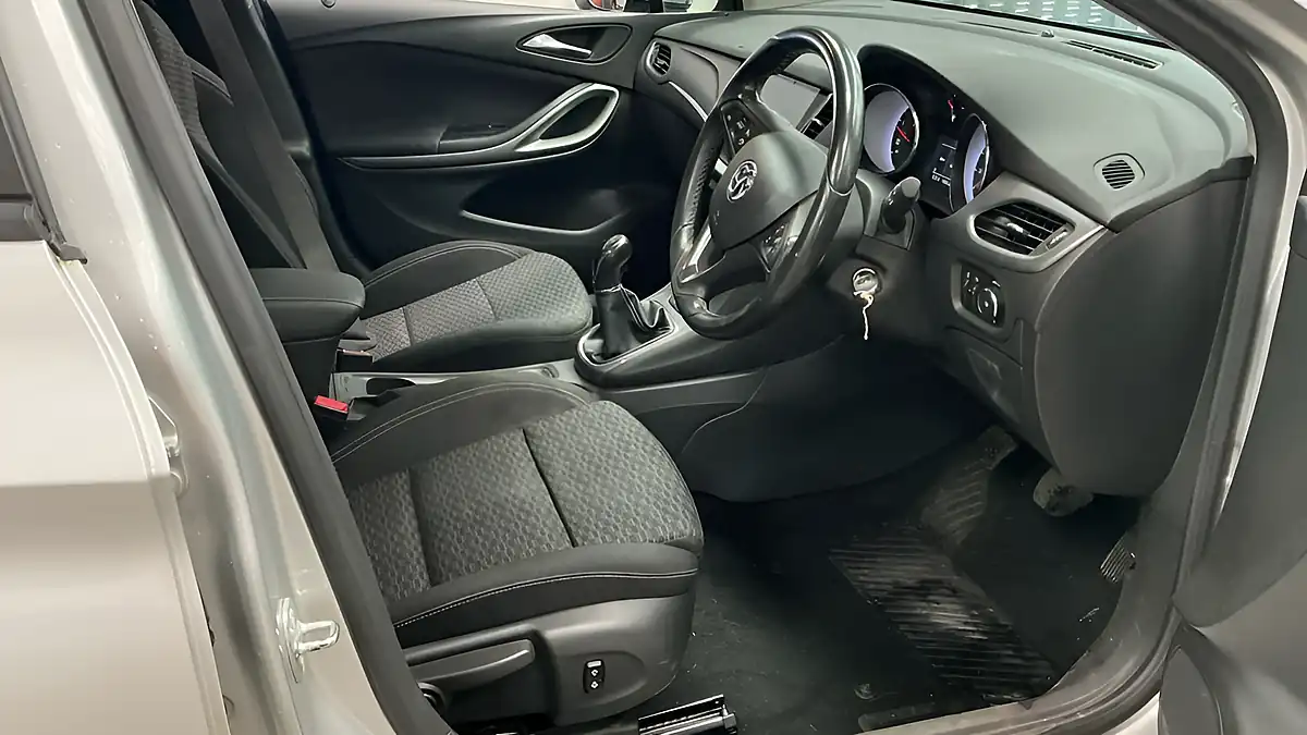 Used 2017 Vauxhall Astra Tech Line Silver - Interior and Exterior details 5