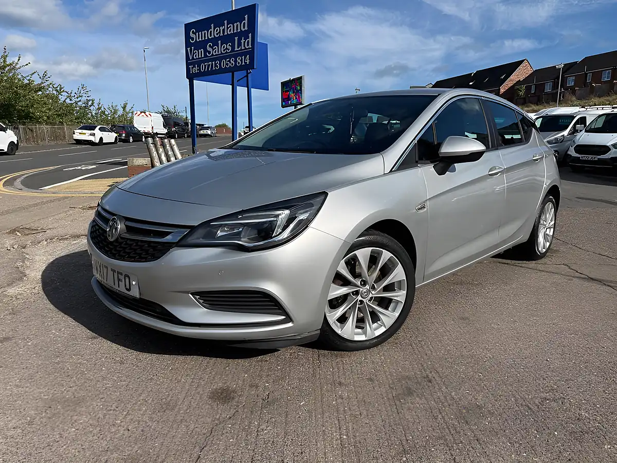 Used 2017 Vauxhall Astra Tech Line Silver - Front View