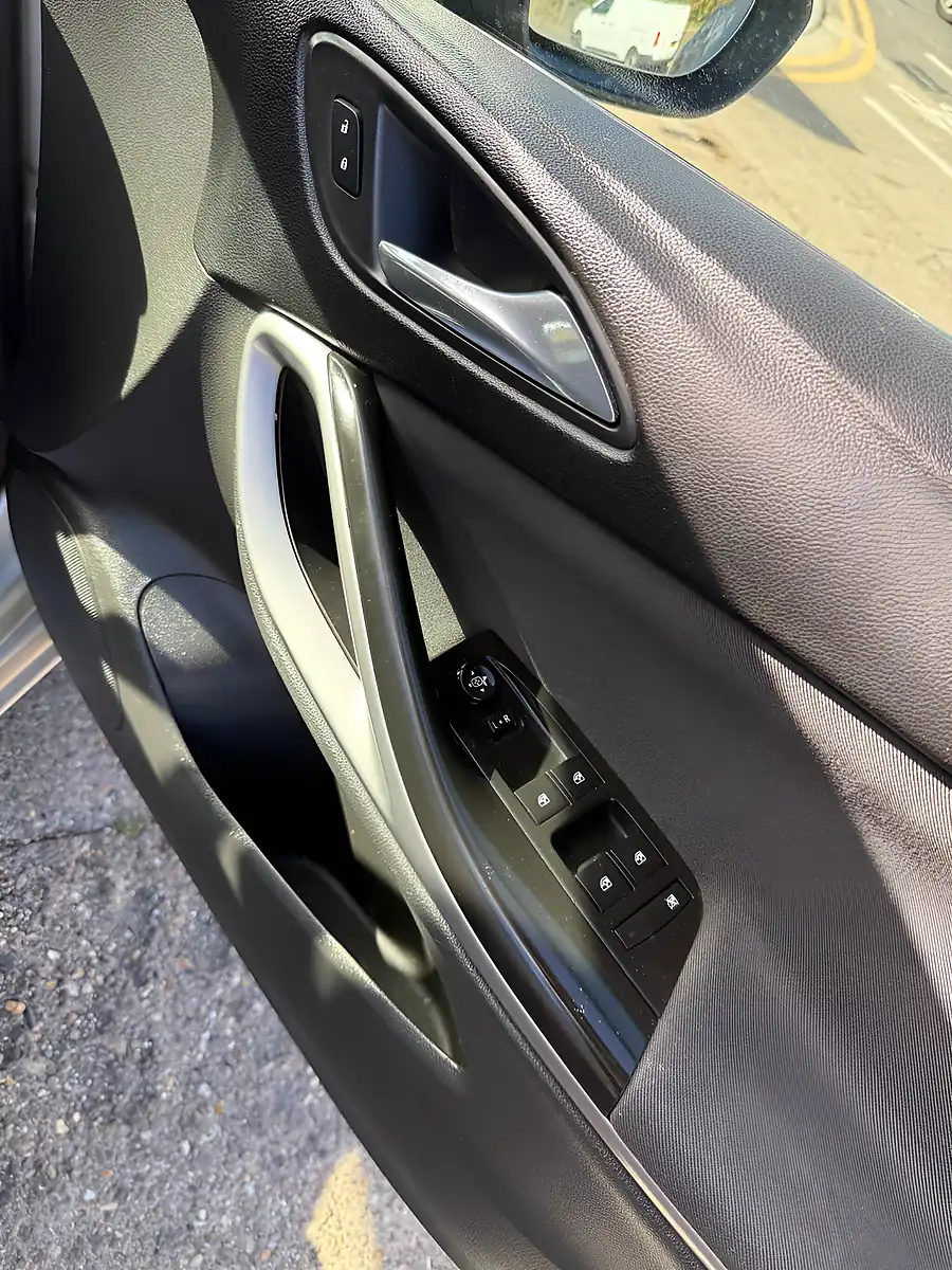 Used 2017 Vauxhall Astra Tech Line Silver - Interior and Exterior details 15