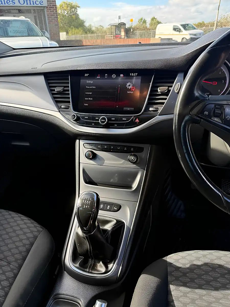 Used 2017 Vauxhall Astra Tech Line Silver - Interior and Exterior details 17