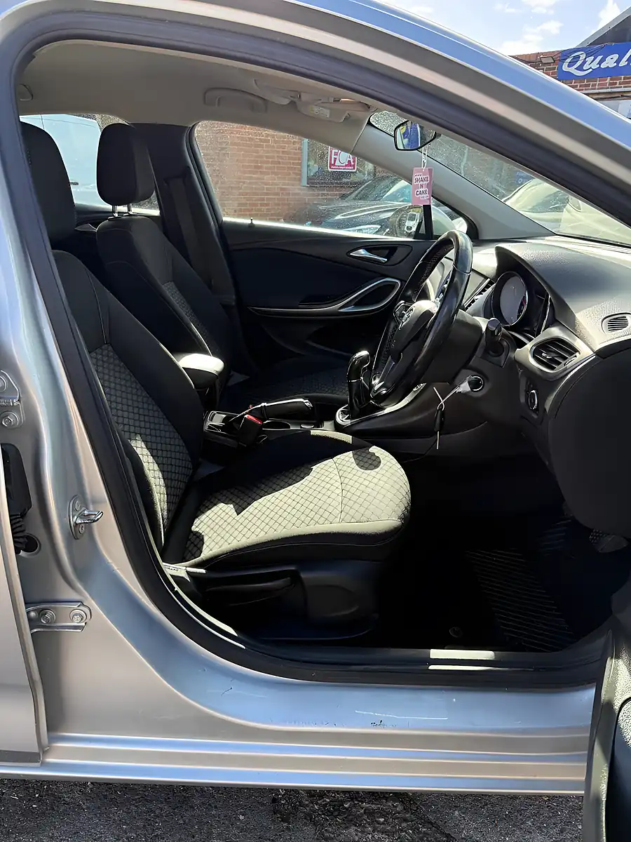 Used 2017 Vauxhall Astra Tech Line Silver - Interior and Exterior details 20