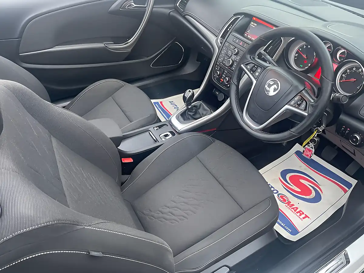 Used 2017 Vauxhall Cascada Se White - Interior and Exterior details 12