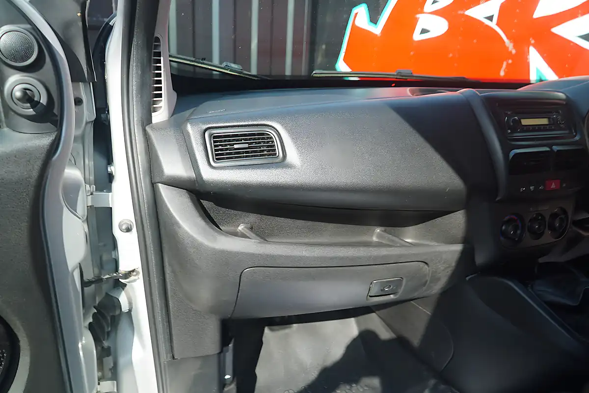 Used 2017 Vauxhall Combo 2000 Sportive Silver - Interior and Exterior details 20