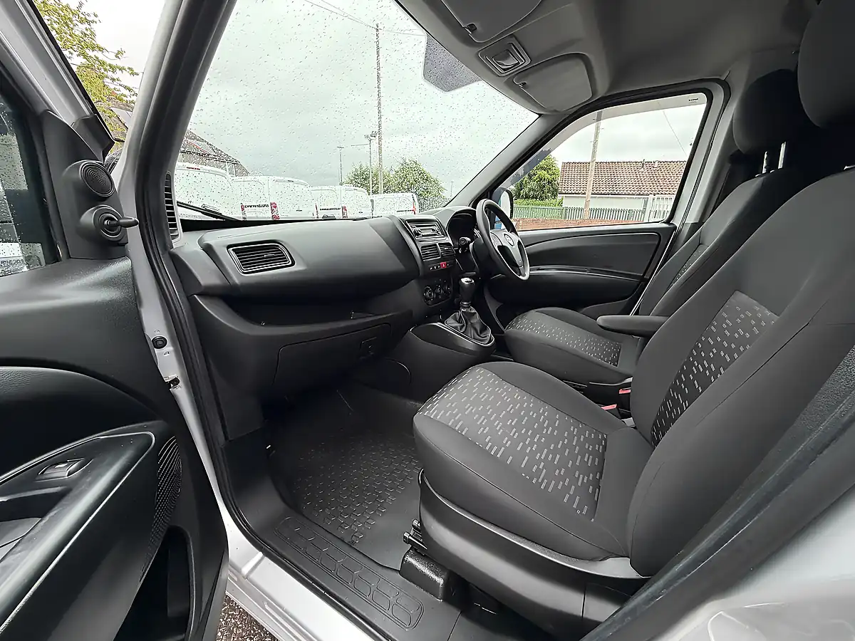 Used 2017 Vauxhall Combo 2300 Ecoflex Silver - Interior and Exterior details 17