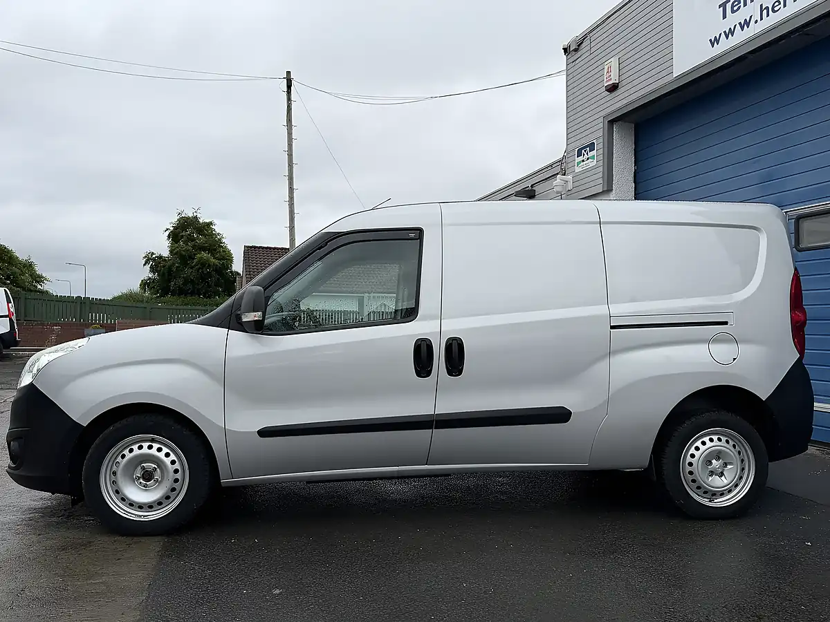 Used 2017 Vauxhall Combo 2300 Ecoflex Silver - Interior and Exterior details 6