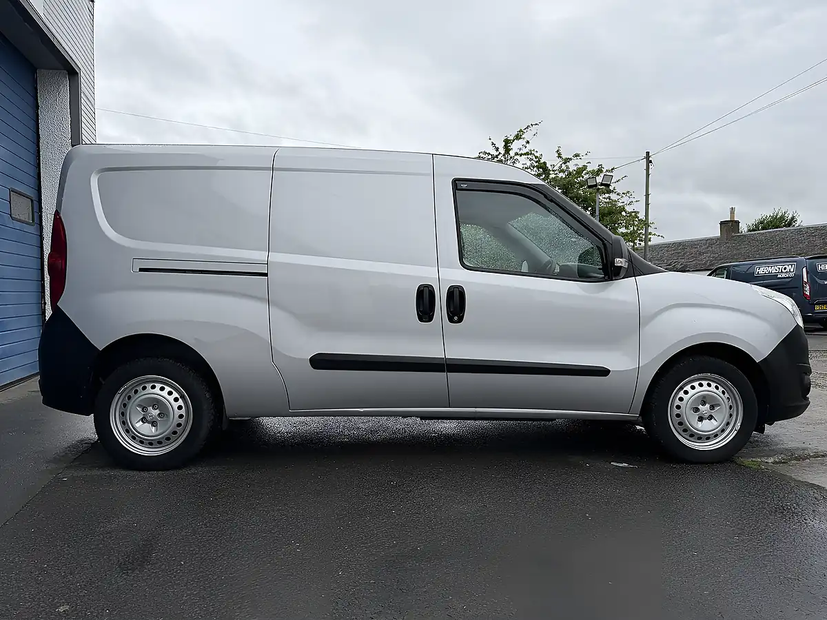 Used 2017 Vauxhall Combo 2300 Ecoflex Silver - Interior and Exterior details 9
