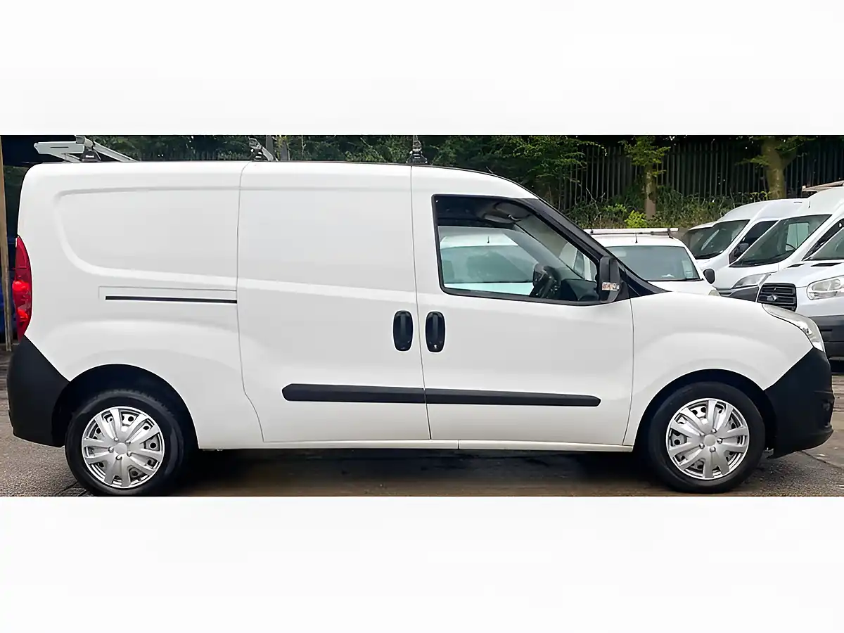 Used 2017 Vauxhall Combo Panel Van L1 H2 White - Interior and Exterior details 5