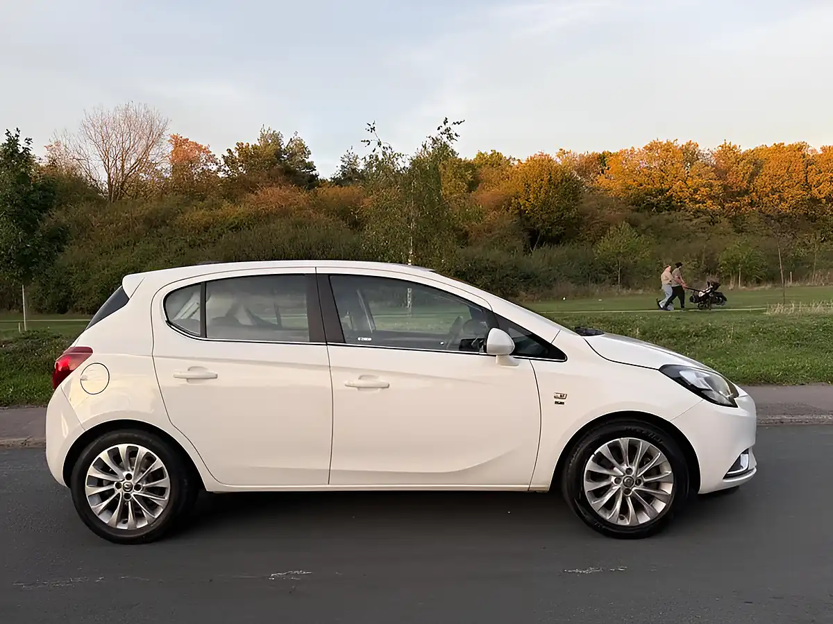 Used 2017 Vauxhall Corsa Se White - Front View