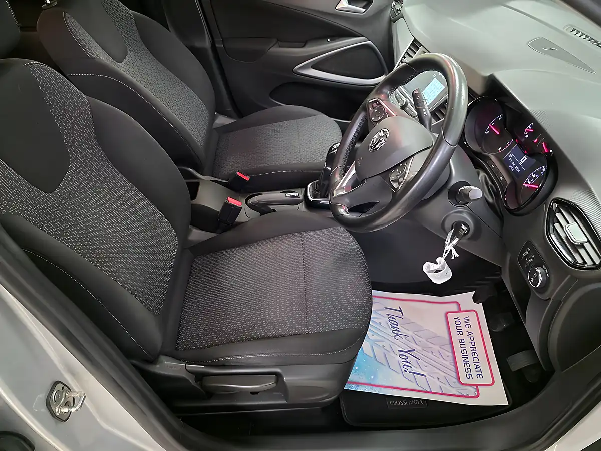 Used 2017 Vauxhall Crossland X Se Silver - Interior and Exterior details 11