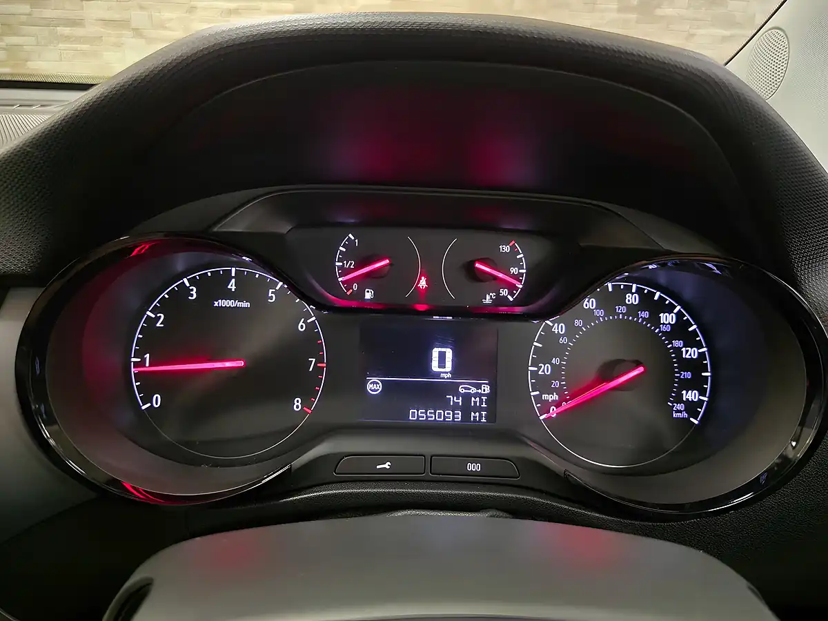 Used 2017 Vauxhall Crossland X Se Silver - Interior and Exterior details 7