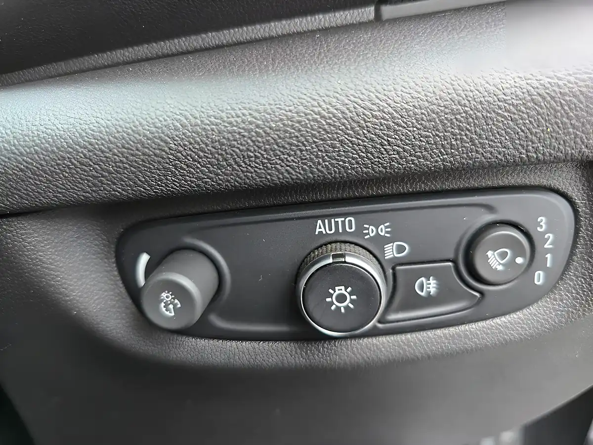 Used 2017 Vauxhall Insignia Design Grand Sport Silver - Interior and Exterior details 17