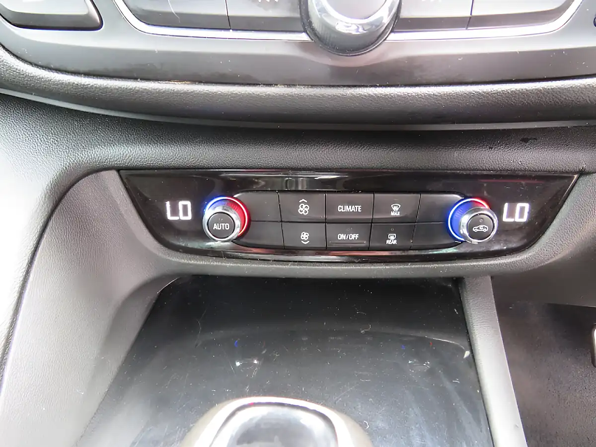 Used 2017 Vauxhall Insignia Sri Nav Grand Sport Grey - Interior and Exterior details 14