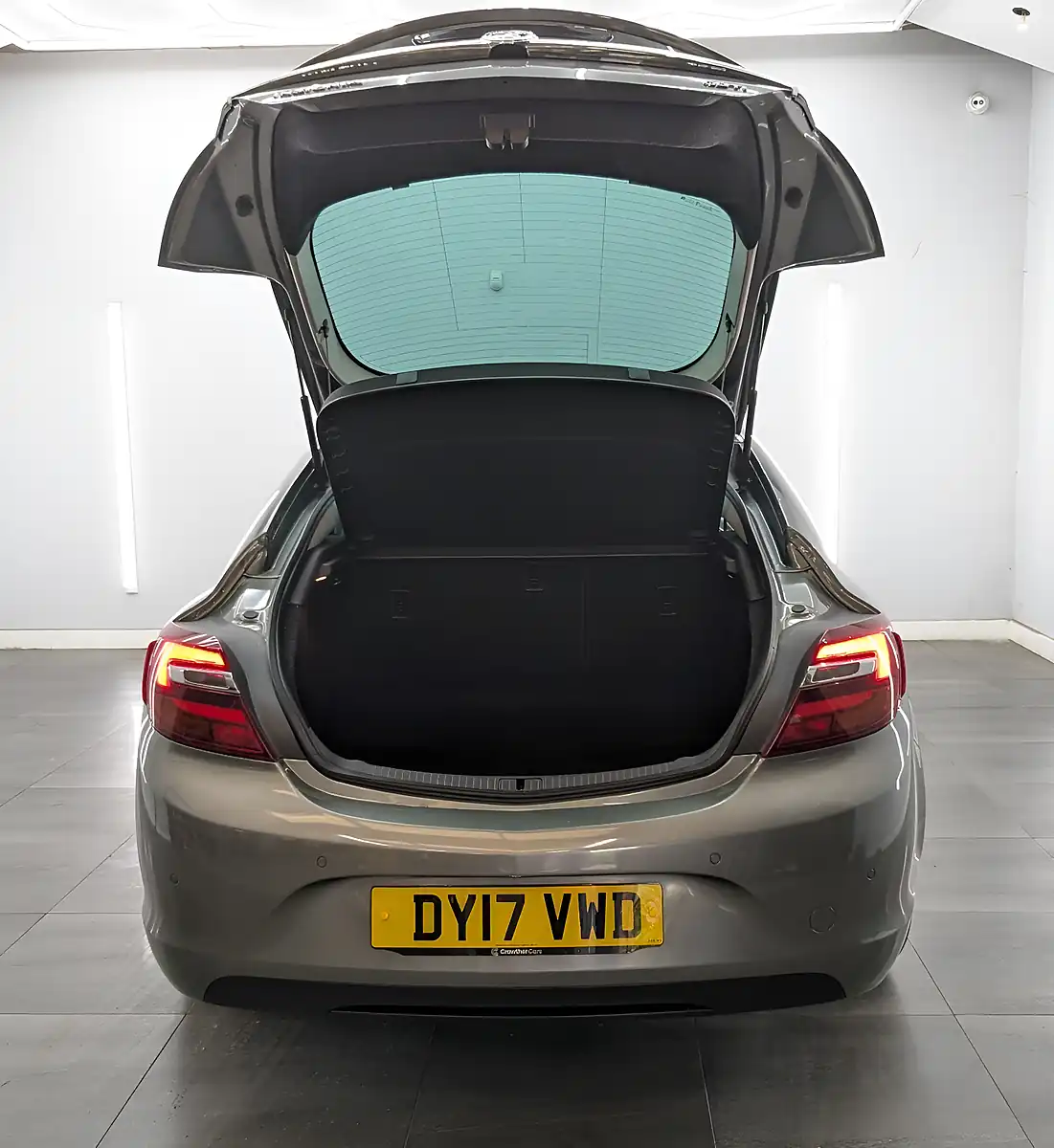 Used 2017 Vauxhall Insignia Sri Nav Grey - Interior and Exterior details 9