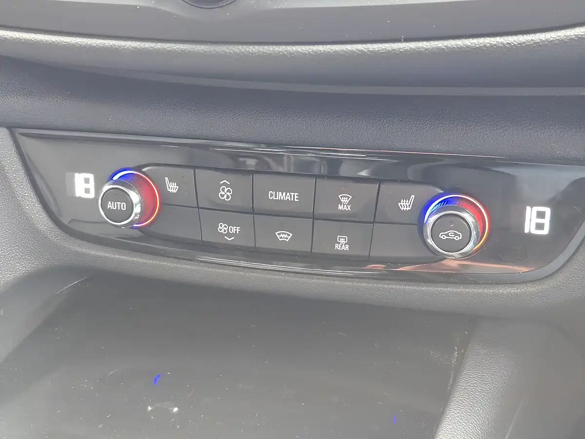 Used 2017 Vauxhall Insignia Sri Nav White - Interior and Exterior details 14