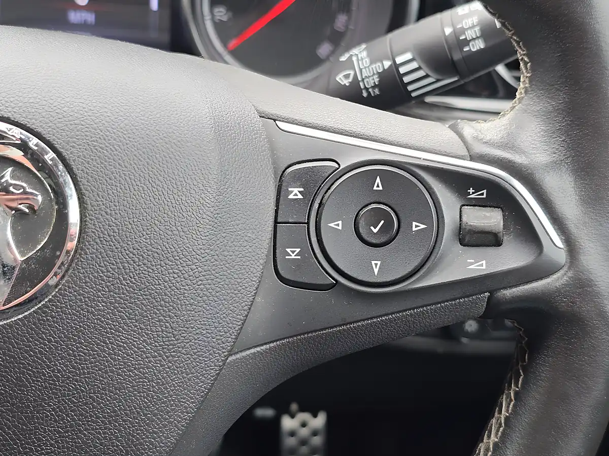 Used 2017 Vauxhall Insignia Sri Nav White - Interior and Exterior details 17
