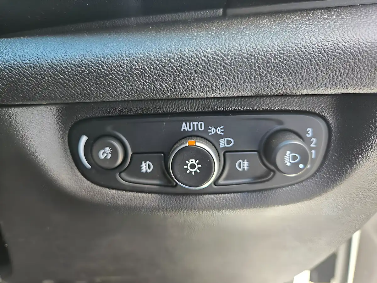 Used 2017 Vauxhall Insignia Sri Vx Line Nav Grand Sport White - Interior and Exterior details 18