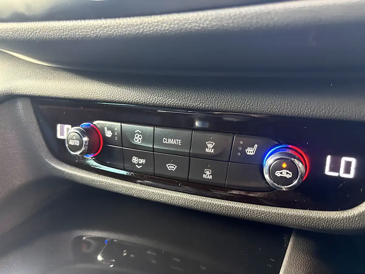 Used 2017 Vauxhall Insignia Sri Vx Line Nav White - Interior and Exterior details 10