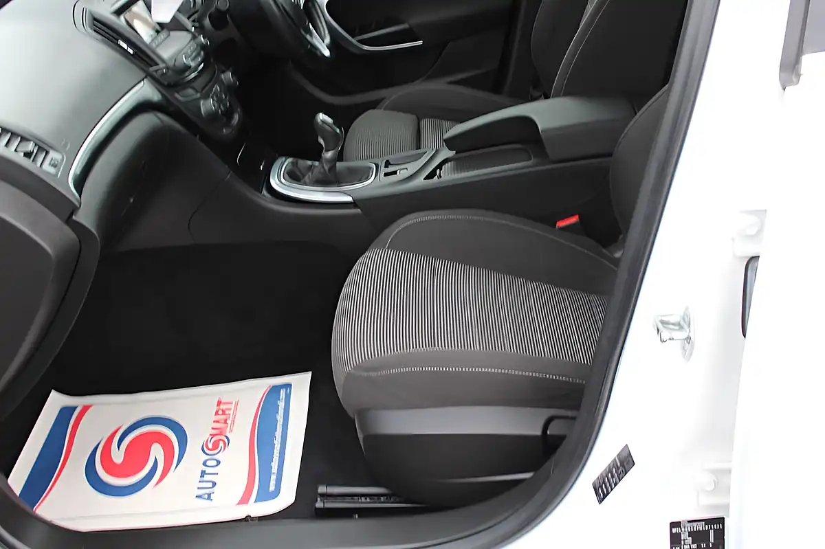 Used 2017 Vauxhall Insignia Sri Vx Line White - Interior and Exterior details 7