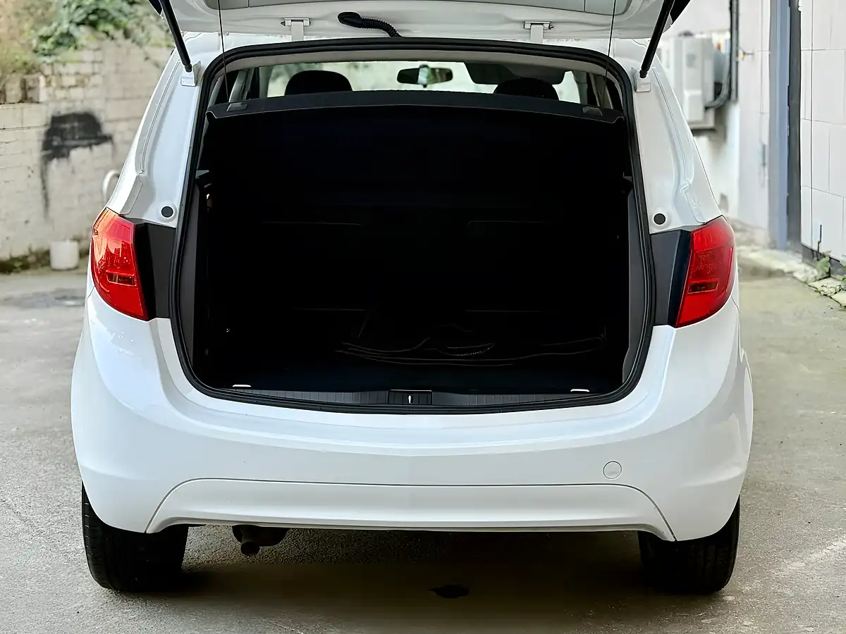 Used 2017 Vauxhall Meriva Life White - Interior and Exterior details 10