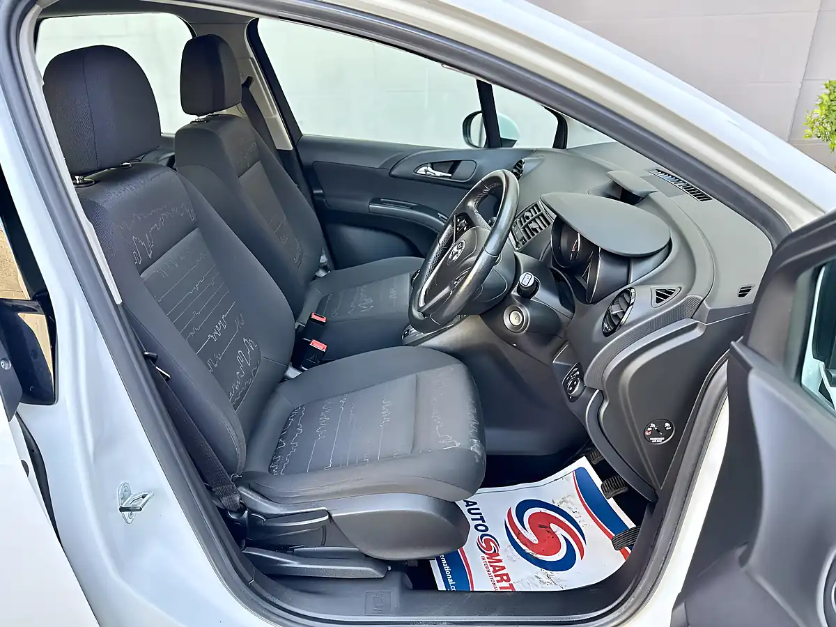 Used 2017 Vauxhall Meriva Life White - Interior and Exterior details 11