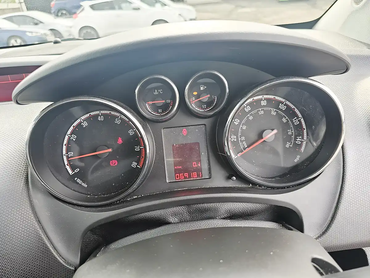 Used 2017 Vauxhall Meriva Life White - Interior and Exterior details 12