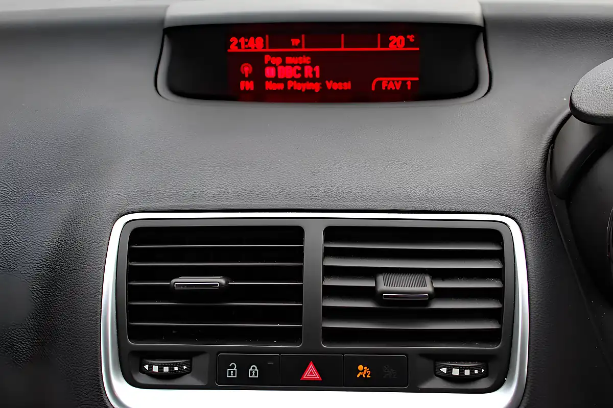 Used 2017 Vauxhall Meriva Tech Line Black - Interior and Exterior details 20