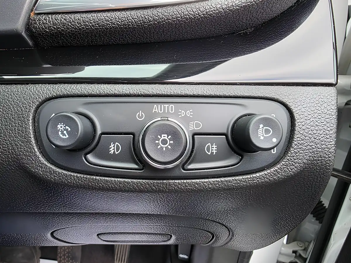 Used 2017 Vauxhall Mokka X Active White - Interior and Exterior details 13