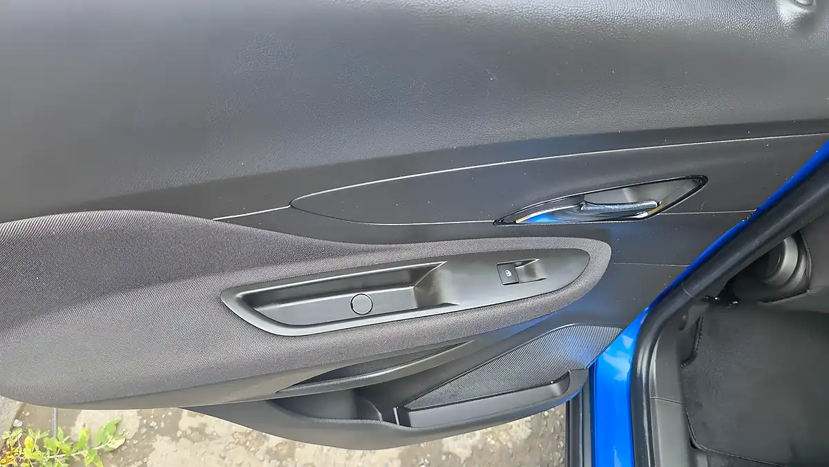 Used 2017 Vauxhall Mokka X Design Nav Blue - Interior and Exterior details 16