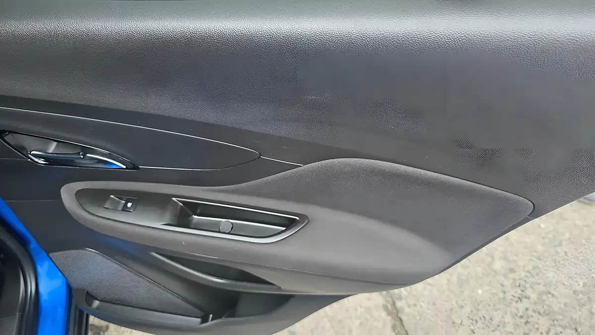 Used 2017 Vauxhall Mokka X Design Nav Blue - Interior and Exterior details 17